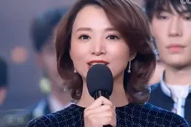 跨年各台主持人对比：汪涵结巴何炅抢词不背词，央视主持全员脱稿图片