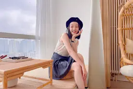 31岁知名女星现身酒吧，穿吊带打扮火辣，和帅哥嗨到凌晨生活潇洒图片