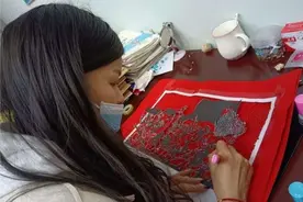 【铸魂育人】乌鲁木齐市第四十九中学开展“共刻百年路·砥砺奋进时”百幅剪纸百米长卷活动图片