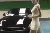 搞笑GIF：出门之前不让你穿裙子就是不听，这下好了吧图片