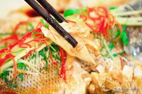 做清蒸鱼，抹不抹盐？蒸几分钟？什么时候淋蒸鱼豉油？你做对了吗图片
