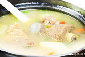 熬骨汤最忌3种料，所有骨汤，放盐的最佳时机都是一样的图片