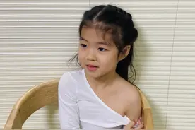 章子怡带女儿打疫苗，醒宝冷静接种不哭闹，正脸出镜越来越漂亮图片