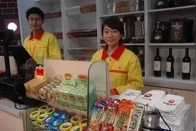 发现80%的车主在加满油后直接开车离开，但加油站的阿姨很高兴图片