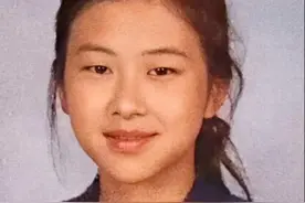 粉墨毕业照流出，网友：Rosé逆生长，Jennie是小黑妹？图片