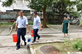赞！“黄妈”送水进社区，便民服务送到家图片