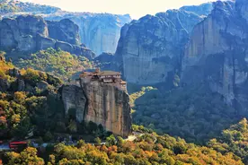 建在悬崖峭壁上的寺庙让人目瞪口呆 驴友惊呼这要逆天吗图片