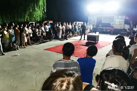 小县城马戏团免费表演，兜售的多功能电插板能值多少钱？图片