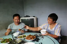 农村夫妻在大山里养1200只鸡，种上两亩地，自给自足不愁钱花图片