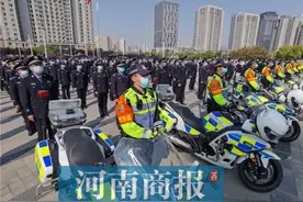 男子穿睡衣偷走150余件女性服装被抓图片
