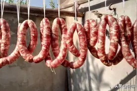 灌香肠时，记住这个加盐比例！灌出来的香肠鲜香好吃，还不发霉图片