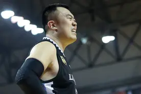 14罚11中！他老了？大韩遭打脸后速返场 撞飞00后巨人怒拍地板图片