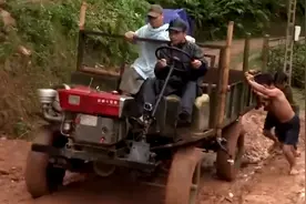 这就是越南山区的神仙烂路：没车敢走，只有靠中国拖拉机爬坡拉货图片