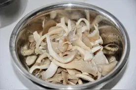 超解馋的老式干炸蘑菇，2种调糊，4种调味，金黄酥脆就是香图片