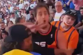 NBA名场面！球迷场边斗殴打架，太阳球迷完胜，掘金输球又输人图片