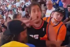 NBA名场面！球迷场边斗殴打架，太阳球迷完胜，掘金输球又输人图片