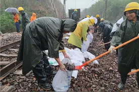 持续强降雨致郑州铁路管内7趟普速列车停运，15趟直通列车折返，多趟高铁晚点图片