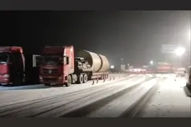 甘肃河西多地降雪：国道227线扁都口段五十辆货车滞留图片