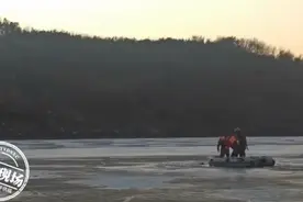 男子开车到湖中心，坠入冰窟窿身亡，目击者：他在冰面上玩漂移图片