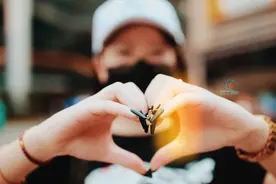 战疫公益拍摄：若有爱 就有光 重庆小姐姐为武汉花式比心图片