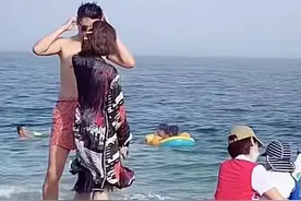 王雷夫妇度假被偶遇，上演甜蜜摸头杀，李小萌腰粗腿壮被疑怀二胎图片