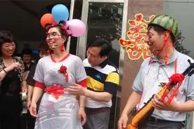 农村婚宴“超滑稽公婆”图鉴，张张都是亮点，网友：真会玩图片