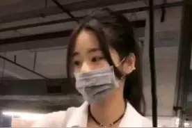 抖音的：最美工厂妹：长啥样，摘下口罩后，网友：你还是戴着吧！图片