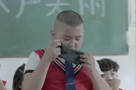 熊孩子以为袜子里有礼物，脱了袜子熏到全体师生，太逗了视频封面