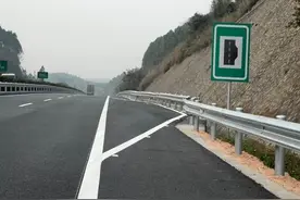 高速行驶遇到前车急刹是堵还是跟着急刹，交警：最后一遍要记住了图片