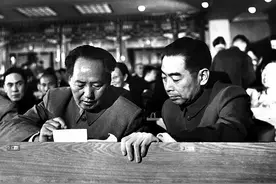 周总理宣布任命决定，国军将领大哭高呼毛主席万岁，会议中途暂停图片