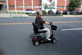 25公里以下的小电三四轮合法化是缓解弱势老人出行难的神药良方图片