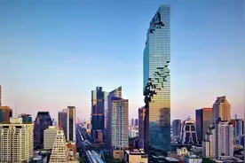 泰国花46亿建高楼，马赛克外表遭人吐槽太丑，不料一开灯惊艳众人图片