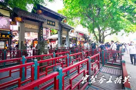 五一假期第一天的重庆磁器口，人流如织今天来这里打卡的人真不少图片