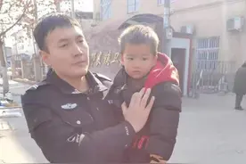 漯河一妇女带两个幼童打防疫针，跑丢了一个……图片