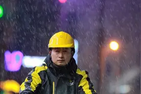 河南小伙不顾父母反对，放弃广州月薪上万的白领工作，回乡送外卖图片