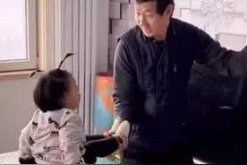 为哄外孙女喝水，姥爷“边拉磨边添料”，这游戏属实有点费姥爷图片