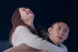 难怪演员容易因戏生情，看到黄景瑜的单手抱，不是情侣不敢这么玩图片
