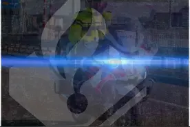 荷兰警察执行公务被卡车冲撞，拖行数百米图片
