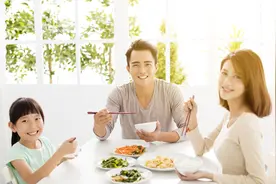 多项研究表明：晚餐做出3个改变，癌症、心脏病风险低，寿命更长图片