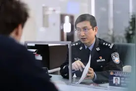这位儒雅的签证官，被公安部授予二级英雄模范称号图片