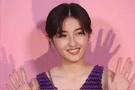 张子枫虽然二十岁了，但还像小孩子，穿紫色服装太可爱了图片