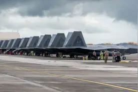 美军太平洋钢铁演习 F-22隐身战机参与 无人机自动起降敏捷部署图片