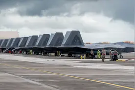 美军太平洋钢铁演习 F-22隐身战机参与 无人机自动起降敏捷部署图片