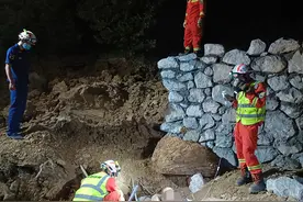 地基松软致工地塌方 一工人被砂石掩埋 消防“徒手扒土”救人图片