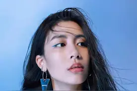 巫启贤21岁女儿高调出道！30多位大咖发文祝贺，其颜值超高似混血图片