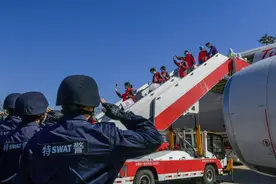 天津以最高礼仪护送国家紧急医学救援队（天津）车队图片