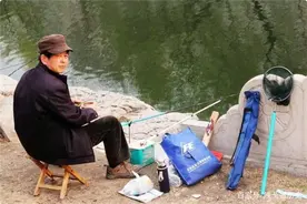 河南老汉钓鱼时意外钓到“乌龟”，背插4只箭，专家：无价之宝图片