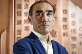 农村穷小子，靠卖零食身价87亿，成福建首富，儿子却意外身亡图片