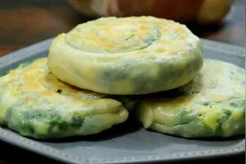 这是韭菜鸡蛋饼不一样的做法，皮薄馅儿大，咬一口很满足图片