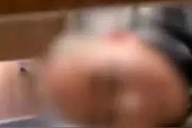 太可恶！商场女厕所，现趴地偷窥男图片